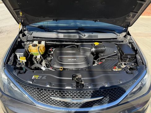 Used 2017 Chrysler Pacifica Touring FWD image 10