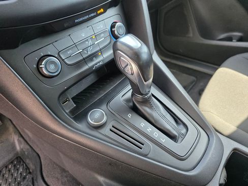 Used 2016 Ford Focus SE w/ SE Power Seat Package FWD image 14