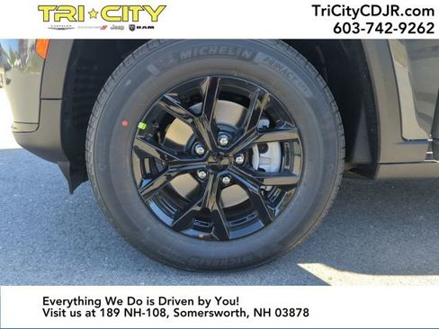 New 2025 Jeep Grand Cherokee L Laredo image 27