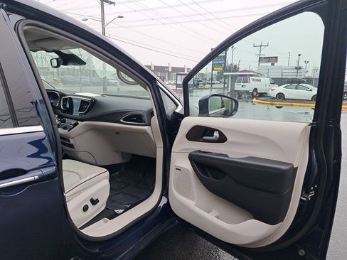 Used 2017 Chrysler Pacifica Limited image 16