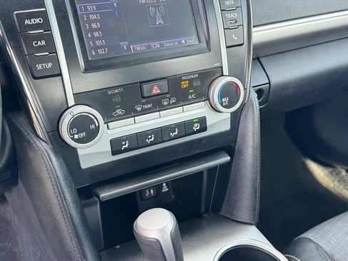 Used 2014 Toyota Camry SE image 25