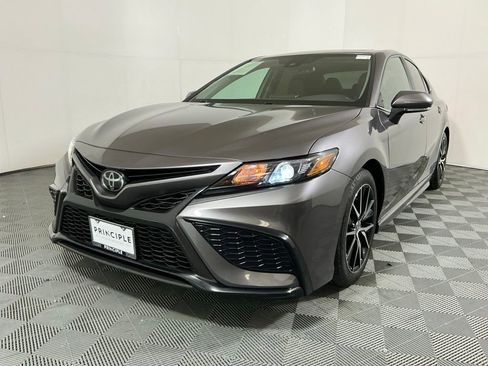 Used 2022 Toyota Camry SE FWD image 2