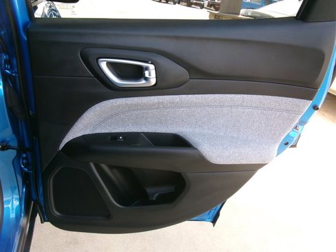 Used 2025 Jeep Compass Latitude image 27