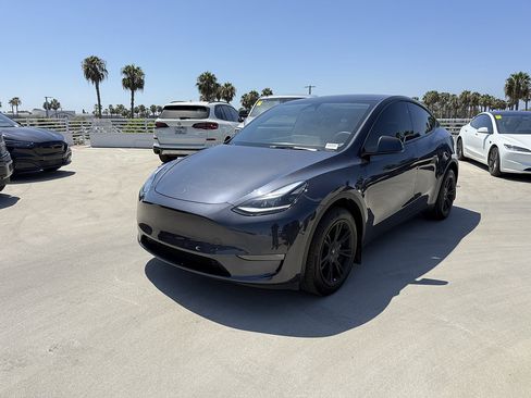 Used 2024 Tesla Model Y Long Range AWD/4WD image 1