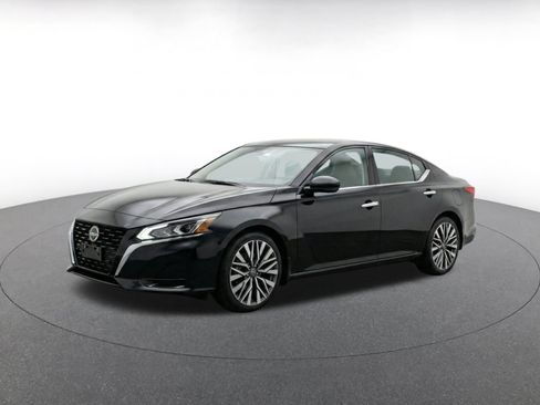 Used 2025 Nissan Altima 2.5 SV FWD image 3