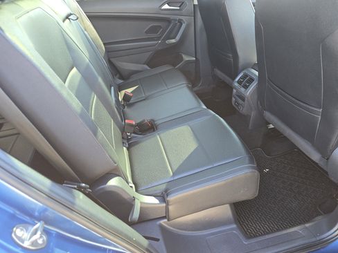 Used 2020 Volkswagen Tiguan SE w/ Panoramic Sunroof Package image 18