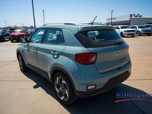 Used 2025 Hyundai Venue SEL image 3