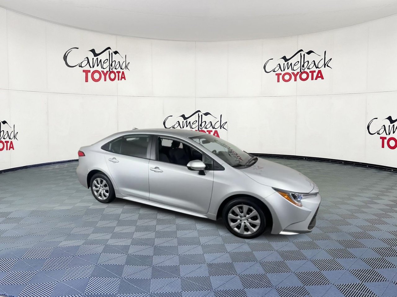 Used 2025 Toyota Corolla LE FWD image 2