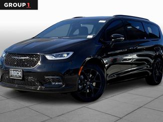 New 2026 Chrysler Pacifica Limited w/ Uconnect Theater Family Group FWD video 1