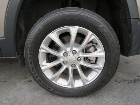 Used 2019 Jeep Cherokee Latitude w/ Popular Appearance Group image 41