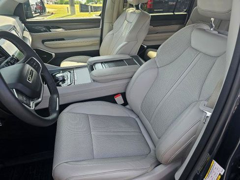 Used 2023 Jeep Wagoneer Series III w/ Preferred Equipment Group AWD/4WD image 50