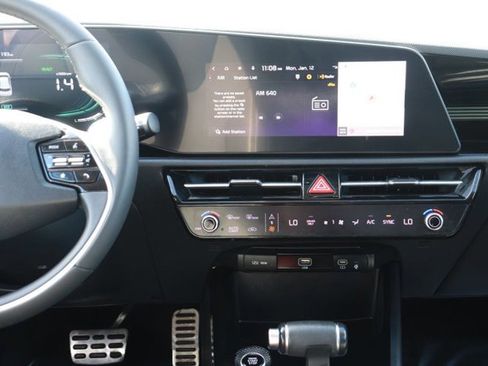 Used 2023 Kia Niro EX Touring image 16