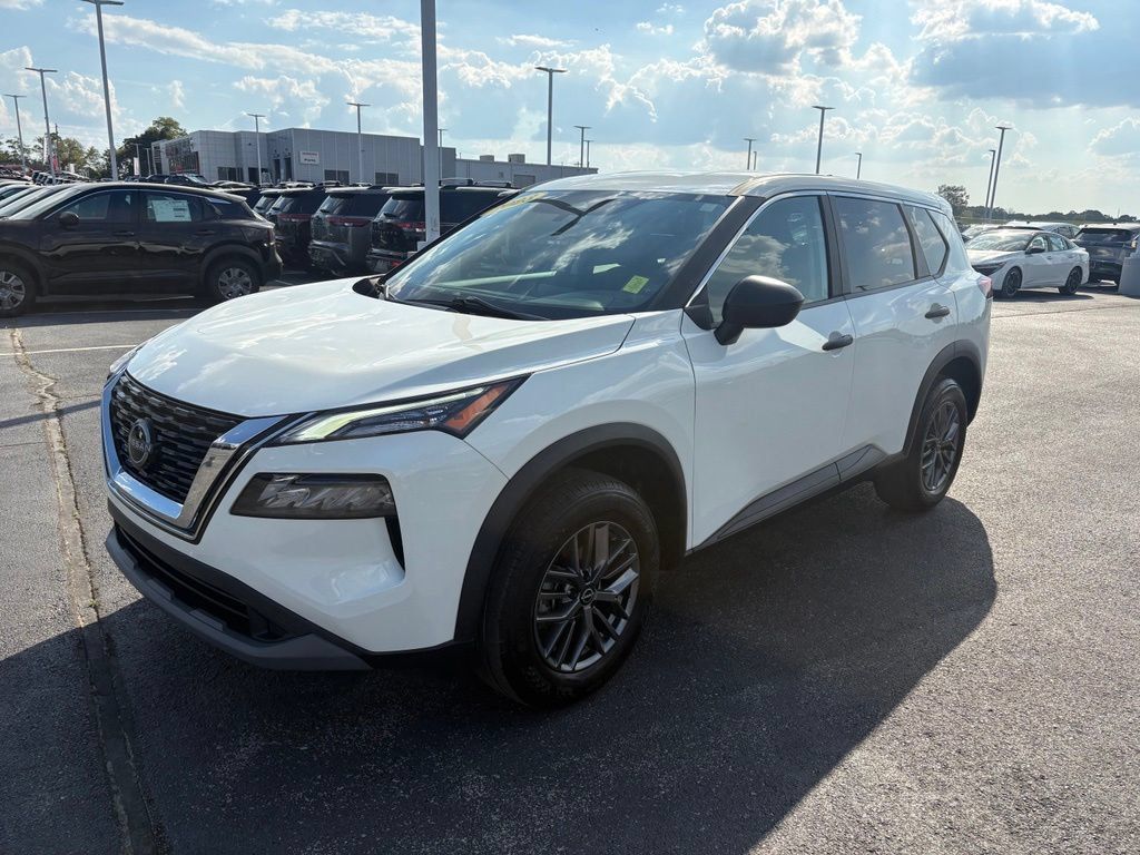 Used 2023 Nissan Rogue S AWD/4WD image 10