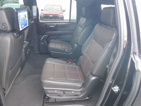 Used 2025 Chevrolet Suburban High Country AWD/4WD image 32