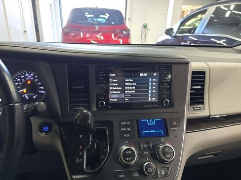 Used 2019 Toyota Sienna XLE w/ XLE Navigation Package AWD/4WD image 8