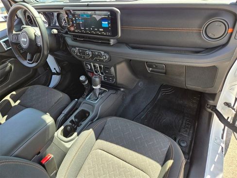 Used 2024 Jeep Gladiator Mojave image 19