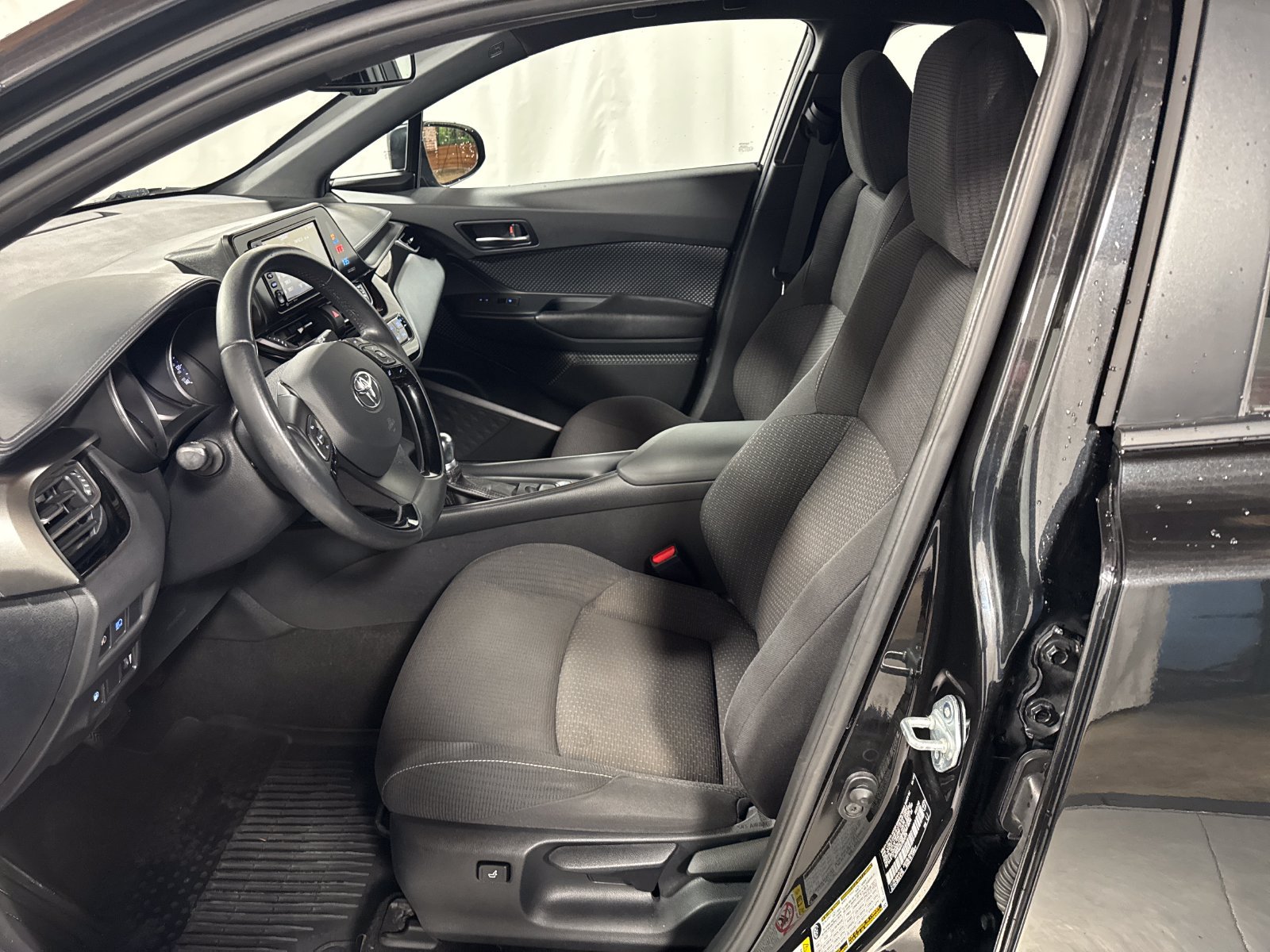 Used 2018 Toyota C-HR XLE FWD image 3