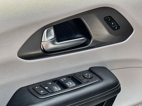 Used 2024 Chrysler Pacifica Limited FWD image 21