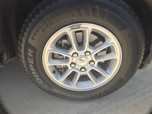 Used 2020 Jeep Grand Cherokee Laredo AWD/4WD image 27
