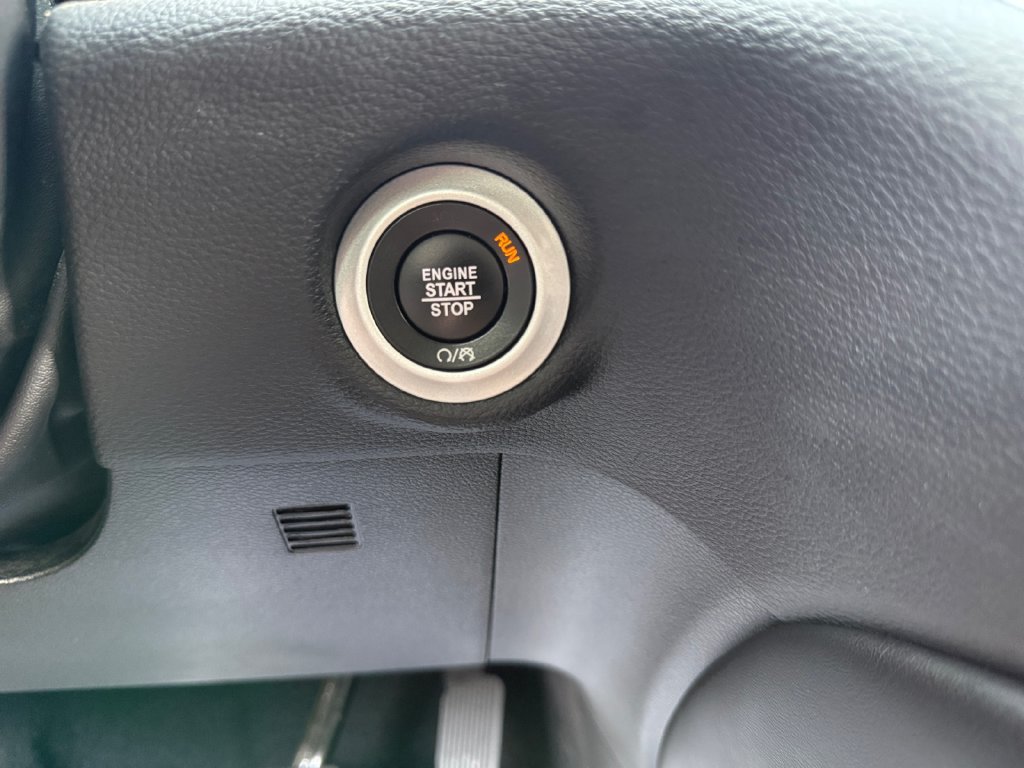 Used 2025 Chrysler Pacifica Limited FWD image 32