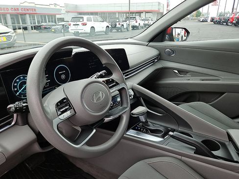 Used 2024 Hyundai Elantra SEL FWD image 12