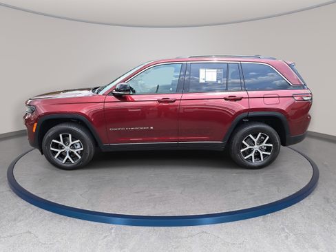 Used 2025 Jeep Grand Cherokee Limited RWD image 9