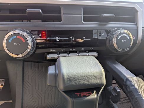 Used 2025 Toyota Tacoma TRD Sport image 18