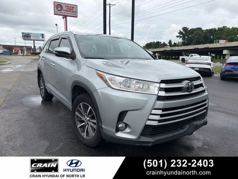 Used 2017 Toyota Highlander XLE AWD/4WD image 1