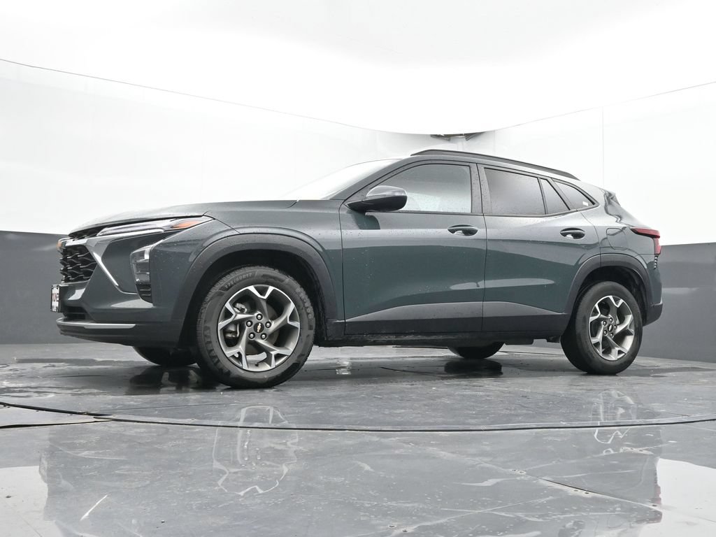 Used 2025 Chevrolet Trax LT FWD image 34