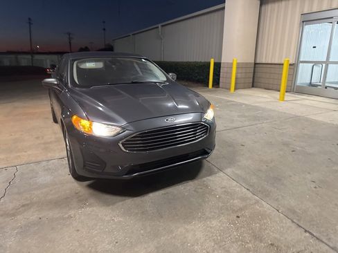 Used 2020 Ford Fusion SE image 3