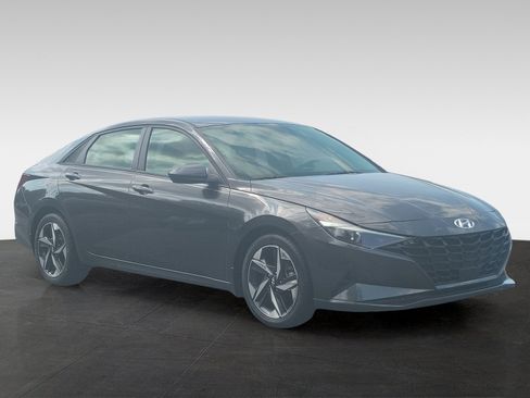 Used 2023 Hyundai Elantra SEL w/ Convenience Package FWD image 3
