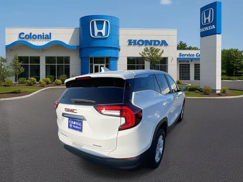 Used 2024 GMC Terrain SLE image 4