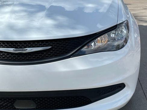 Used 2023 Chrysler Voyager LX image 7