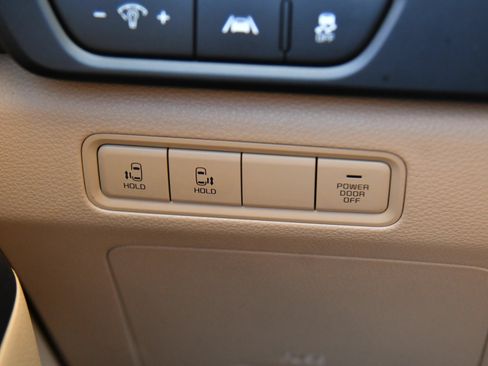 Used 2022 Kia Carnival LX FWD image 32