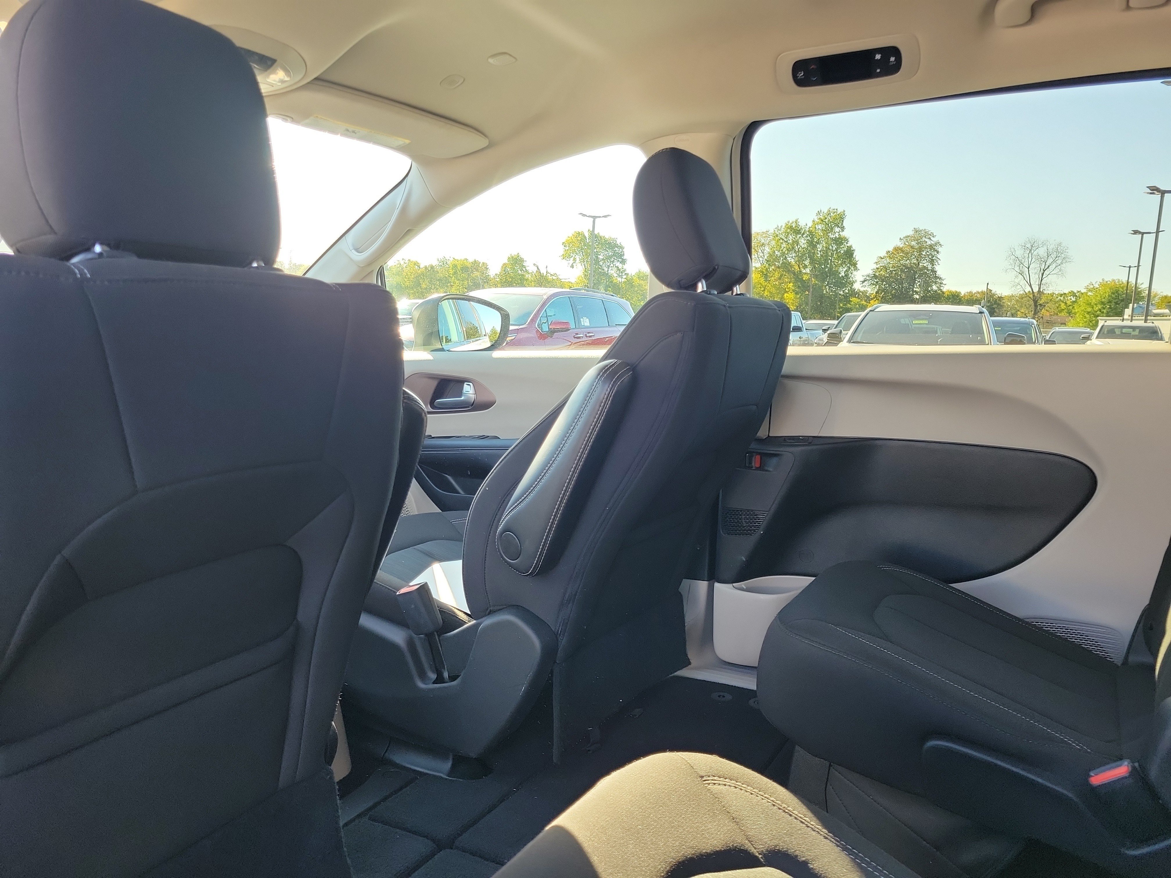 Used 2024 Chrysler Voyager LX FWD image 13