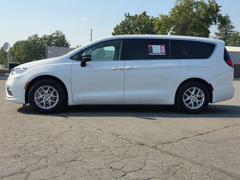 Used 2024 Chrysler Pacifica Touring-L FWD image 2