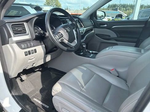 Used 2018 Toyota Highlander Limited AWD/4WD image 19