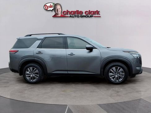 Used 2024 Nissan Pathfinder SV image 6