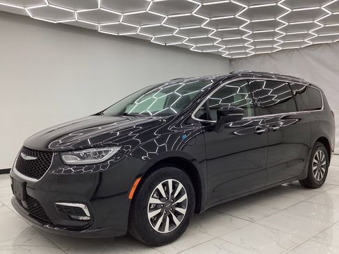 Used 2021 Chrysler Pacifica Touring-L image 6