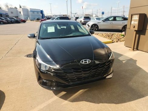 Used 2023 Hyundai Elantra Blue image 3