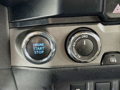 Used 2021 Toyota Tacoma TRD Off-Road w/ TRD Premium Off Road Package AWD/4WD image 31