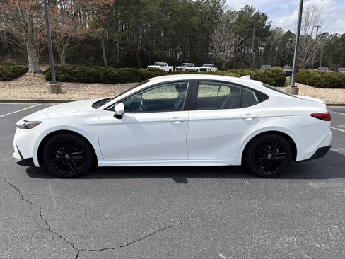 Used 2025 Toyota Camry SE image 8