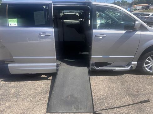 Used 2018 Dodge Grand Caravan SXT image 8