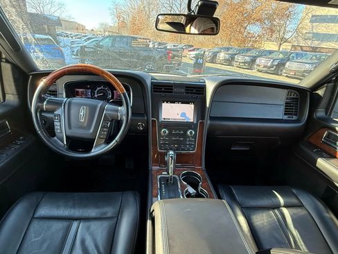 Used 2017 Lincoln Navigator Select image 25