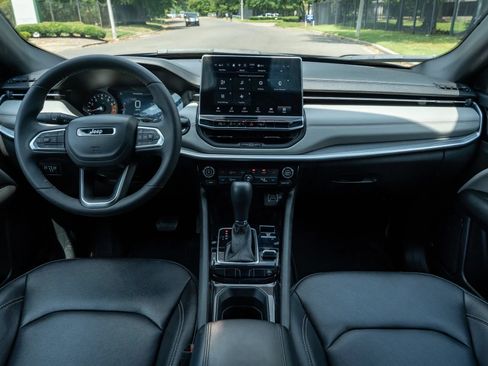 Used 2025 Jeep Compass Limited AWD/4WD image 17