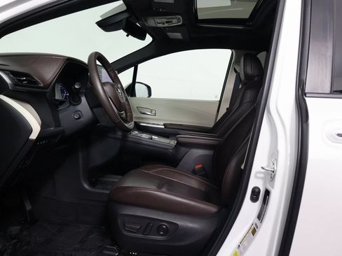 Used 2024 Toyota Sienna Platinum FWD image 10
