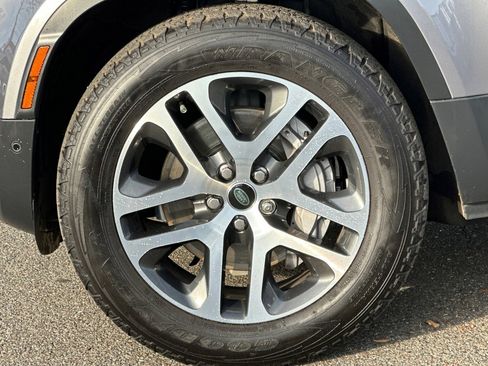 Used 2023 Land Rover Defender 130 SE image 13