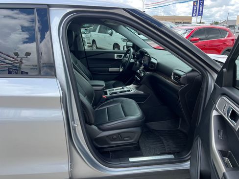 Used 2022 Ford Explorer Limited w/ Equipment Group 301A RWD image 16