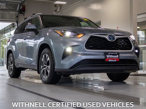 Used 2021 Toyota Highlander XLE AWD/4WD image 2