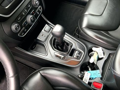 Used 2020 Jeep Cherokee Latitude Plus FWD image 14